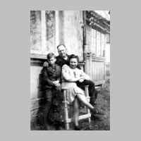 022-0323 Im Sommer 1943. Heinrich und Elfriede Herholz mit ihrem Son Karl-Heinz vor ihrem Haus in Goldbach..jpg